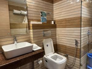 康格拉Hotel River Retreat的一间带水槽和卫生间的浴室