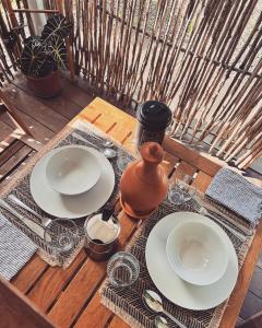 法兰西堡Kazacérola的一张木桌,上面有盘子和餐具