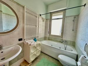 菲亚诺Finestra sulle Alpi e Golf的带浴缸、水槽和浴缸的浴室