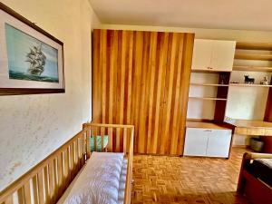 菲亚诺Finestra sulle Alpi e Golf的一间小房间,配有婴儿床和厨房