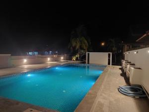 珍南海滩茉莉花别墅的夜间游泳池,灯光照亮