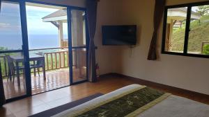 锡基霍尔无限高地度假酒店的客房享有一个配有电视的阳台。