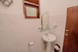 高尔Muhsin Villa - Galle Fort的白色的浴室设有水槽和镜子