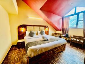 马拉里Kalinga's - Majestic Mountain View的一间卧室设有一张红色天花板的大床