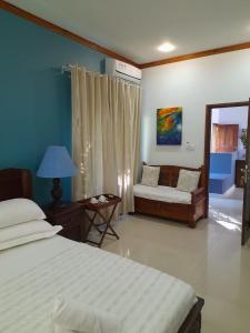 马埃岛Bayview Villa -Sea Side Villa的一间卧室配有一张床和一张沙发