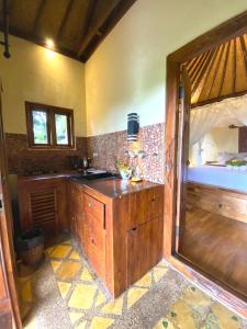 新加拉惹落羽巴厘岛度假屋的一个带木台的厨房