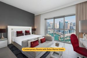 迪拜温德姆迪拜码头酒店的一间卧室设有一张床和一个大窗户