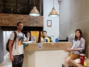 曼谷YOWGO THAI guest House的一群站在食品柜台的人