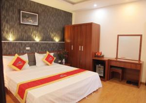 老街市Khách sạn Bảo Sơn 1的一间卧室配有一张大床和镜子