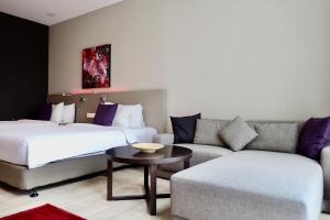 八打灵再也Qliq Damansara Hotel的酒店客房,设有两张床和一张沙发