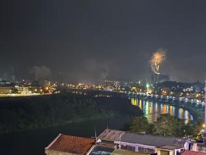 老街市Khách sạn Bảo Sơn 1的夜晚在河上空放烟花