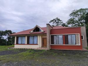 SucúaLa Perla House的一间红色屋顶的小房子