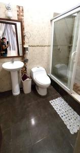 SucúaLa Perla House的浴室配有卫生间、盥洗盆和淋浴。