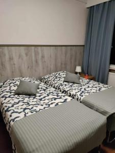 Toijala阿克卡斯酒店的卧室内两张并排的床