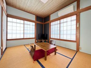 户田Calmbase Nishi Izu - Vacation STAY 30929v的客房设有桌椅和窗户。