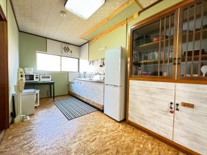 户田Calmbase Nishi Izu - Vacation STAY 30929v的厨房配有白色冰箱和桌子