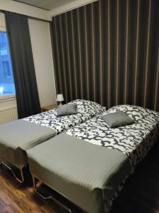 Toijala阿克卡斯酒店的带窗户的客房内设有两张单人床。