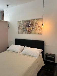 锡拉库扎Ortigia Loft Via Malta, 22的一间卧室配有一张壁画床