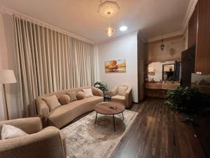 阿可贺巴Ban Luxury Apartments的客厅配有沙发和桌子