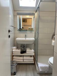 博德森特克Bella Mura Nature Apartment Lipa 97的浴室配有盥洗盆、镜子和毛巾