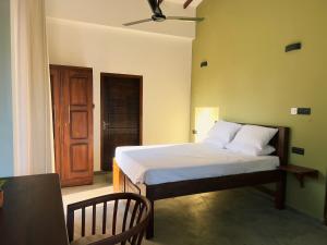 达瓦拉维Tsuru Villa的一间卧室配有一张床和一扇木门