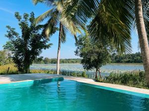 达瓦拉维Tsuru Villa的享有水景的游泳池