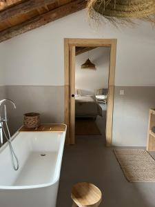 阿尔曼萨Finca Las Botas的带浴缸的浴室和1间带1张床的卧室