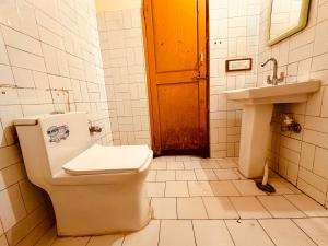 马拉里Hotel Kanchan Classic Manali的一间带卫生间和水槽的浴室