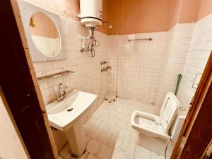 马拉里Hotel Kanchan Classic Manali的一间带水槽、卫生间和镜子的浴室
