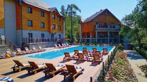 克雷尼察黑色溪流SPA度假会议酒店的一个带躺椅的游泳池和一间酒店
