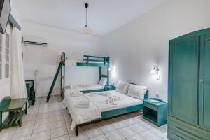 加利萨斯碧海酒店的客房配有1张床和1张双层床。