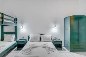 加利萨斯碧海酒店的一间卧室设有两张床和两个床头柜