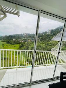 AnachalCasa valley peruim villa的房屋的阳台享有风景。