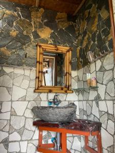 枚州县Mai Chau La Vida Homestay的石质浴室设有水槽和镜子