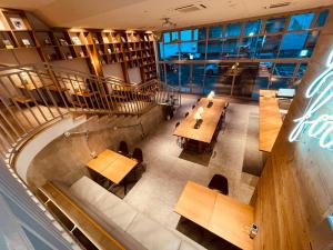 北九州Relief Kokura ANNEX Book & Stay的享有带桌子和长凳的餐厅的顶部景色