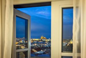 布拉格Esplanade Hotel Prague的从窗户可欣赏到城市美景