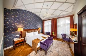 布拉格Esplanade Hotel Prague的配有一张床和一张书桌的酒店客房
