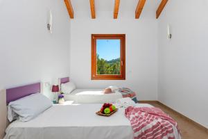 卡尔佩Villa Natura - PlusHolidays的一间卧室设有两张床和窗户。