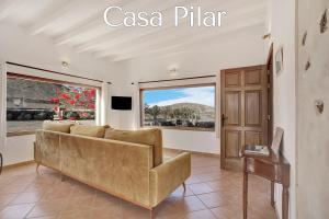 TeguitarCasa Pilar, Aurora y Tarabilla en Finca Ecológica的带沙发和滑动玻璃门的客厅
