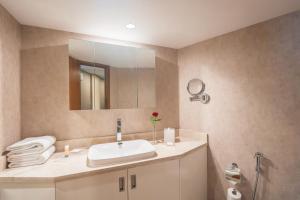 迪拜迪拜广场凯悦公寓式酒店的一间带水槽和镜子的浴室