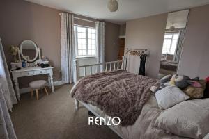 Burton JoyceBeautiful 4-bed Home in Nottingham by Renzo, Peaceful Location, Sleeps 8!的一间卧室,床上放着动物