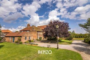 Burton JoyceHomely 4-bed Home in Nottingham by Renzo, Peaceful Location, Sleeps 8!的前面有路灯的老砖房