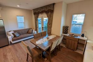 圣地亚哥Modern comfort, prime location, 360 views, 4 BR entire house的客厅配有桌子和沙发