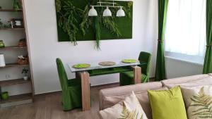 萨格勒布MINT ZAGREB的客厅配有桌子和沙发