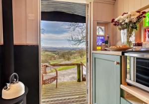 哈廷顿Hartington Hideaway的厨房设有一扇门,可通往一个美景庭院。