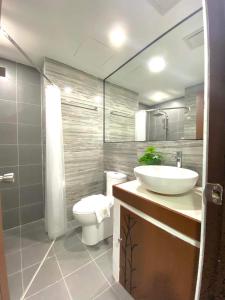 长滩岛Bloom Boracay的浴室配有白色水槽和卫生间。