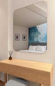 阿布贾Tree House Boutique Hotel的卧室配有墙上的大镜子