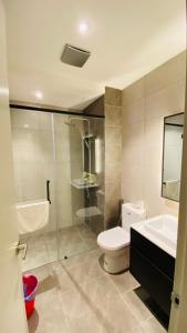 吉隆坡Axon suites by GALAXY HOUSE的带淋浴、卫生间和盥洗盆的浴室