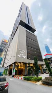 吉隆坡Axon suites by GALAXY HOUSE的一座大建筑,上面有xmas标志