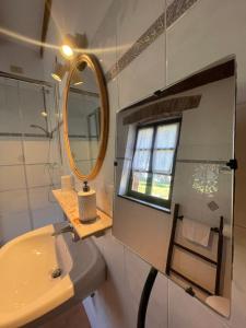 FaedisAlloggio Sole的一间带水槽和镜子的浴室